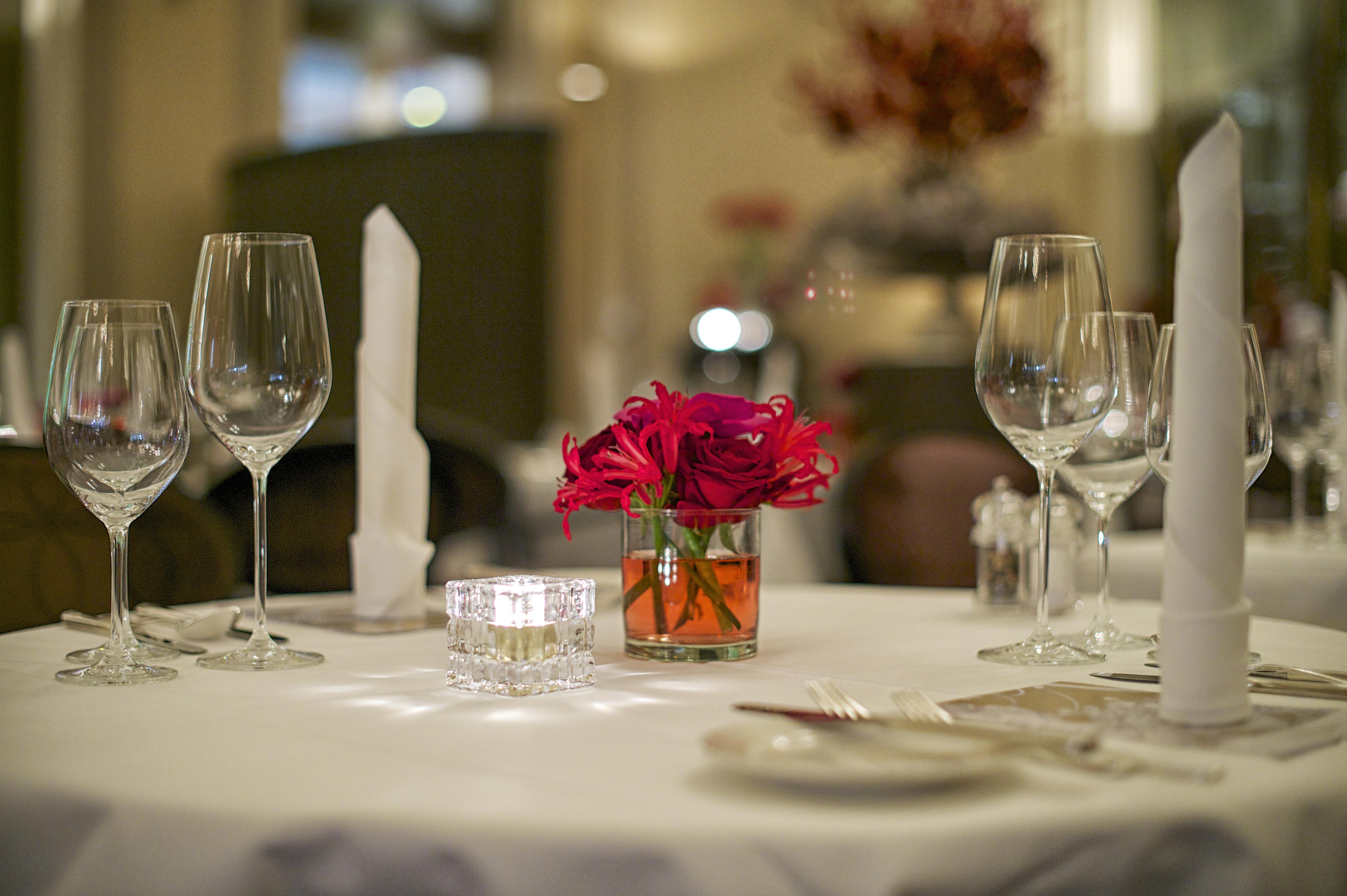 Hotel Schweizerhof Luzern Zewnętrze zdjęcie A table set for fine dining